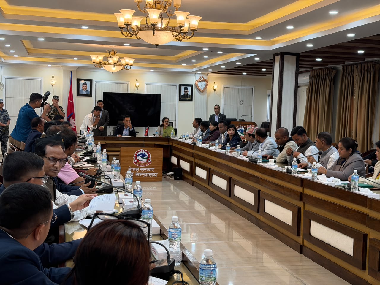 मधेशको पछिल्लो घटनाबारे गृहमन्त्री गुरुङ र उद्योगमन्त्री यादवको सांसदहरूसँग संयुक्त छलफल