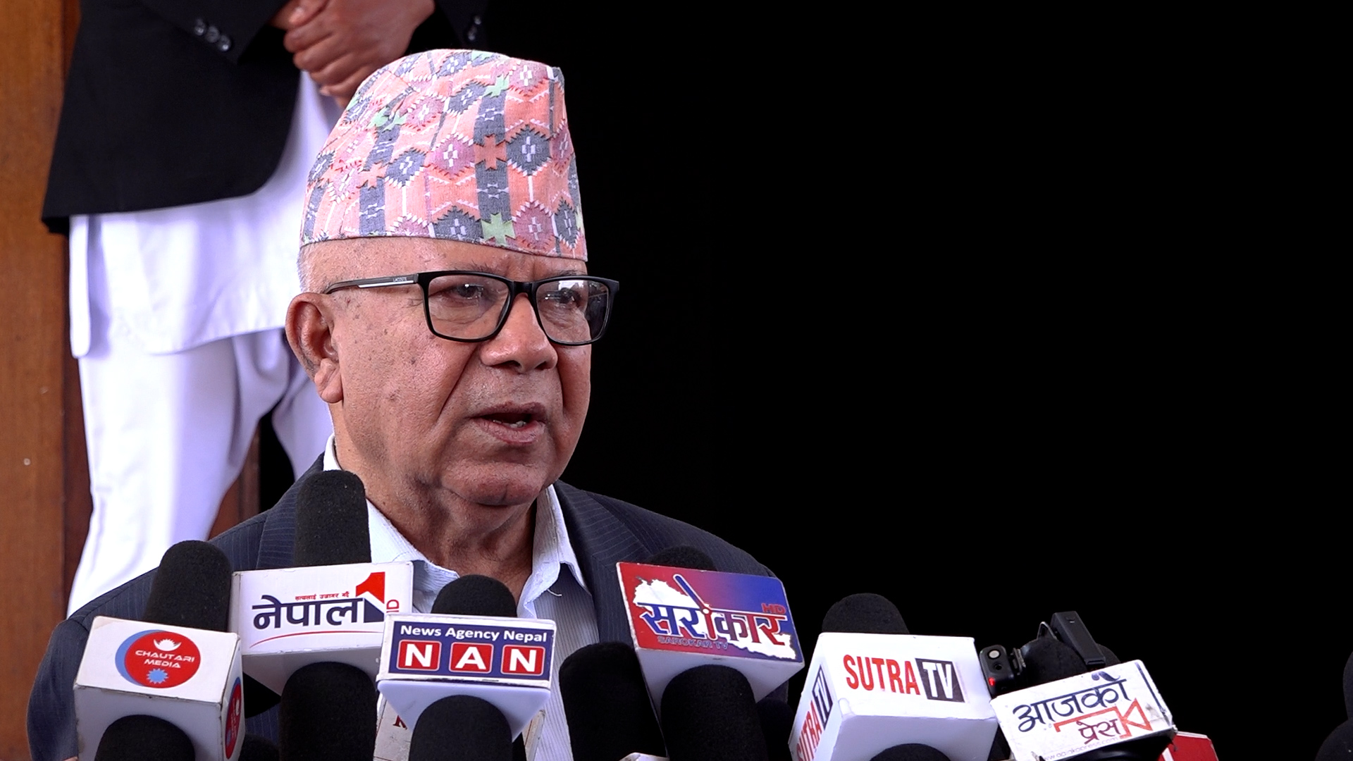विपद् व्यवस्थापनका लागि विज्ञ र दलहरूसँग परामर्श गर्न प्रधानमन्त्रीलाई माधव नेपालको सुझाव