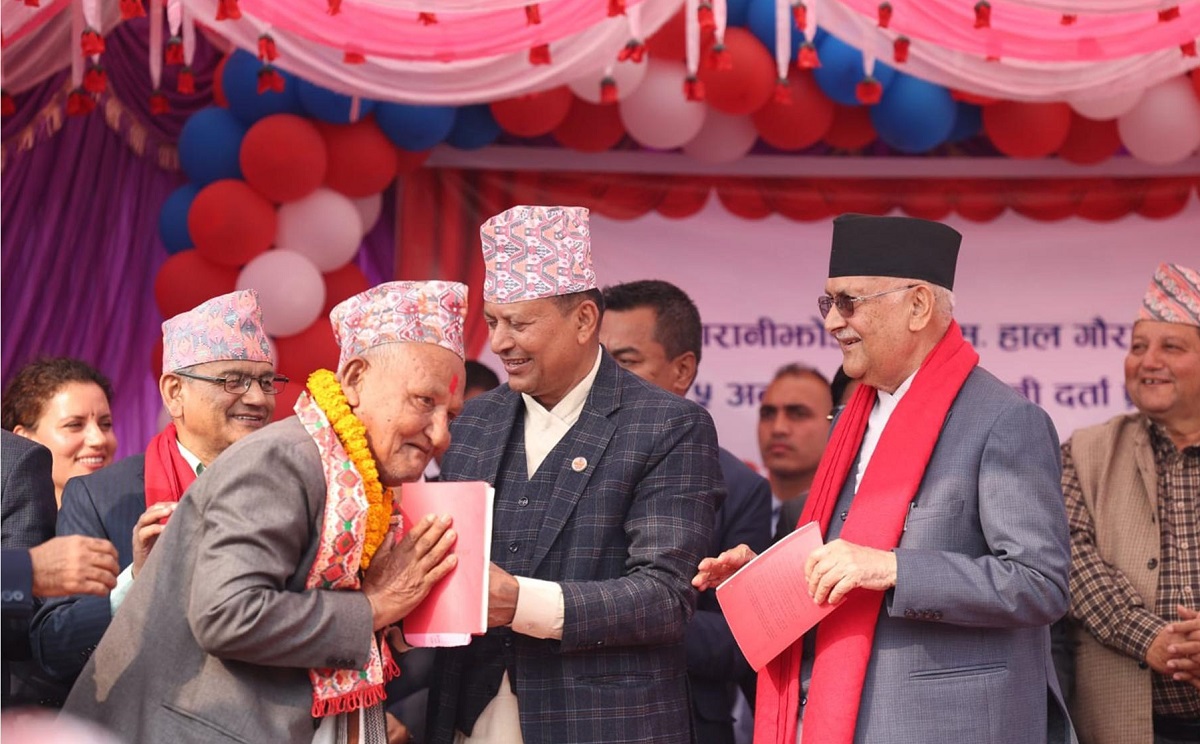 गृहजिल्ला पुगेर आफैँ जग्गाधनी पुर्जा बाँड्दै प्रधानमन्त्री