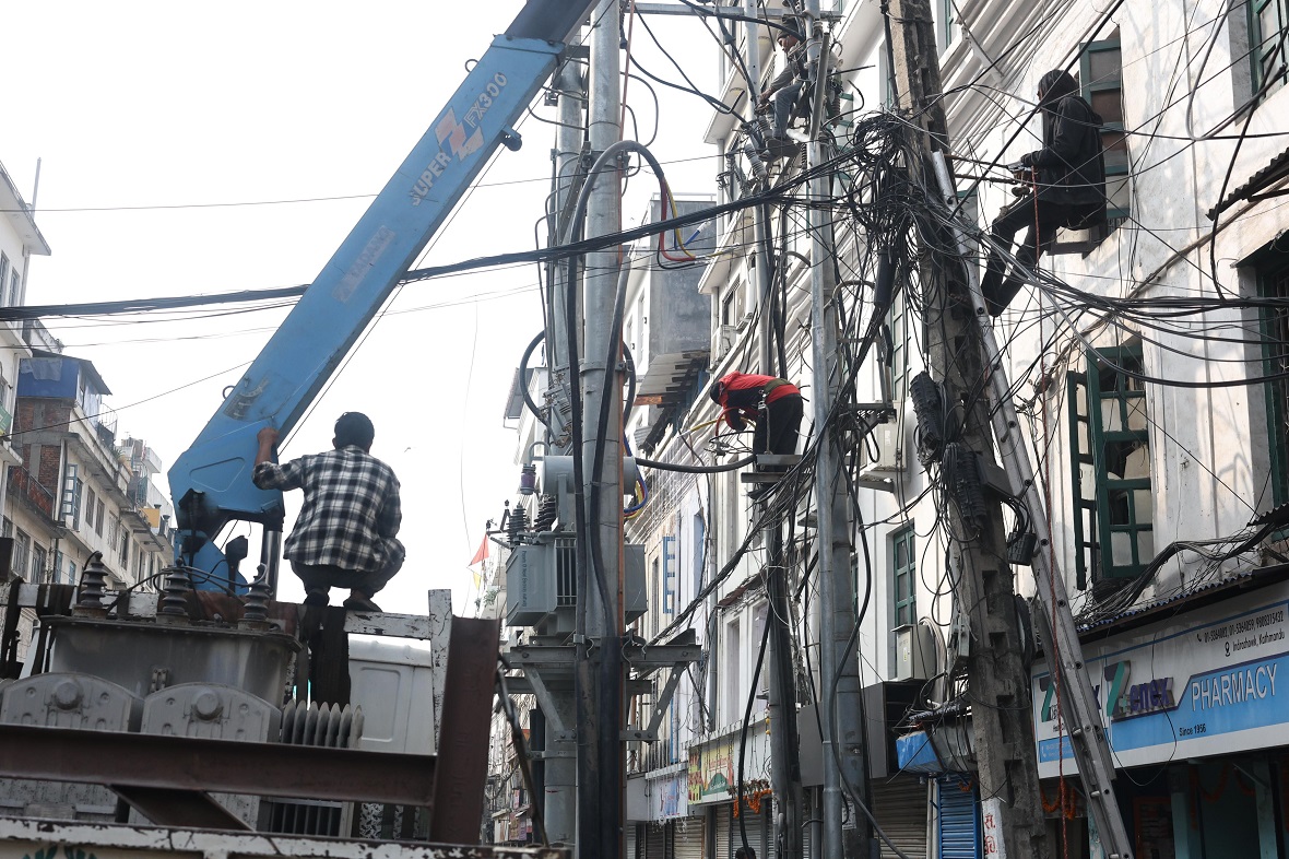 न्युरोड क्षेत्रमा बिजुलीका पोल हटाउँदै काठमाडौं महानगर