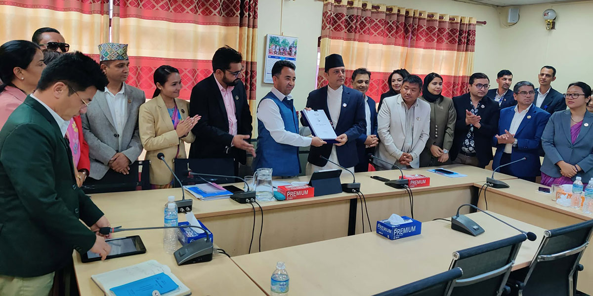 सभामुख अर्यालसमक्ष प्रतिनिधिसभा नियमावली मस्यौदा प्रतिवेदन प्रस्तुत