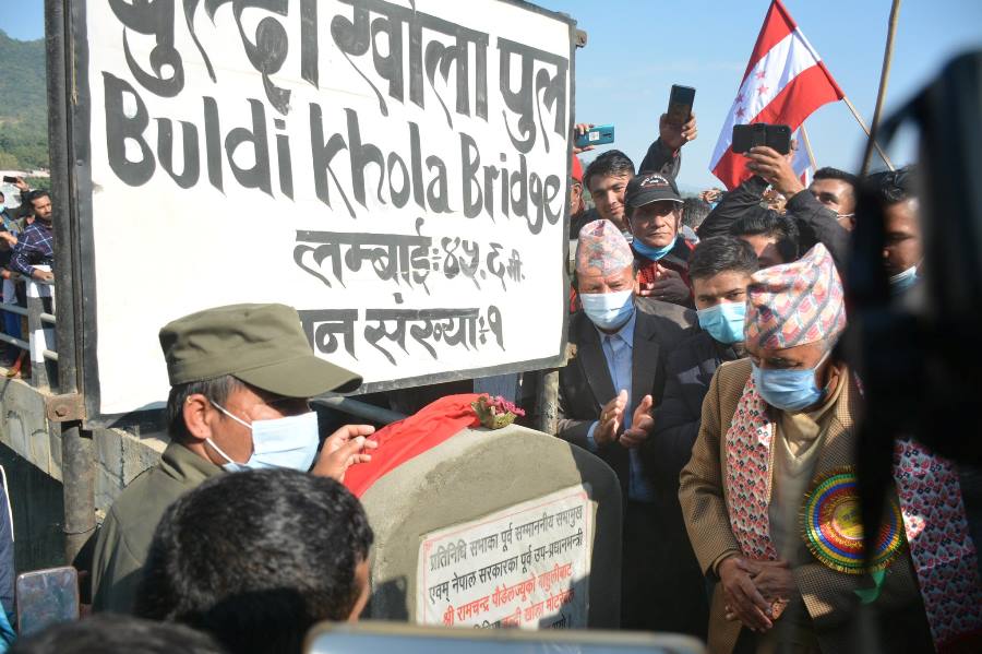 तनावका बीच कांग्रेस नेता पौडेलले उद्घाटन गरे पुल