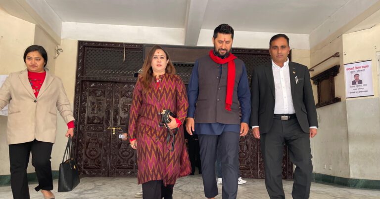 रवि पत्नी उच्च अदालत पुगिन्, पतिको जीवन सुरक्षित नरहेको टिप्पणी