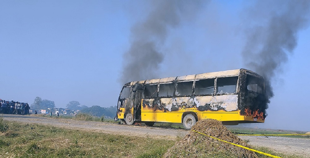 स्कुल बसको ठक्करबाट दुई जनाको मृत्यु, स्थानीयले जलाए बस