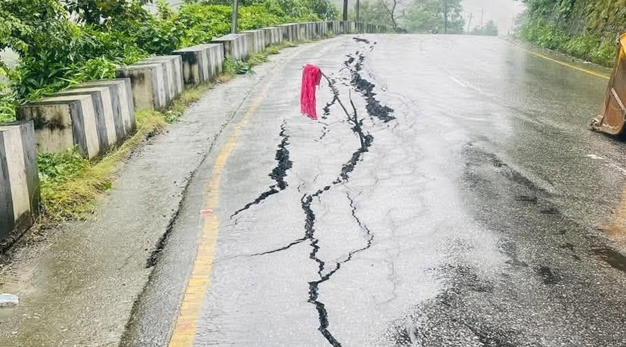 मुग्लिन-नारायणगढ खण्डको सिमलतालमा सडक भासियो