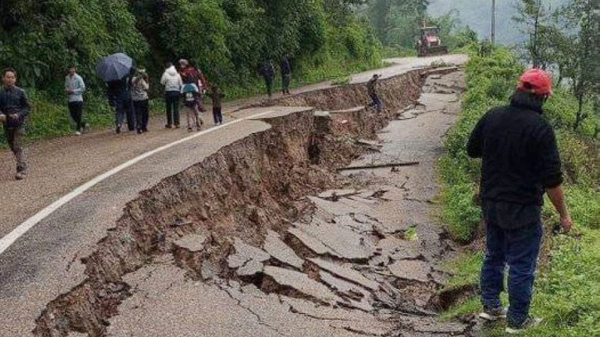 बाढीपहिरोबाट देशभर १३२ सडकखण्डमा  यातायात अवरुद्ध