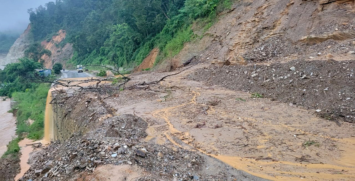 नागढुंगाबाट बाहिरिने र भित्रिने सवारी पूर्ण बन्द, पानी नरोकिएसम्म यथावत रहने