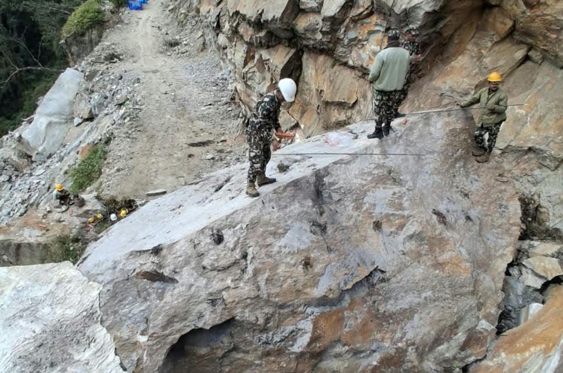नेपाली सेनाले ब्लास्टिङ गरेर चट्टान पन्छाएपछि खुल्यो उत्तरी नाका जोड्ने किमाथाङ्का सडक