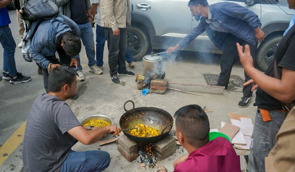 ग्यास नपाएको विरोधमा सडकमै पकाए विद्यार्थीले  खाना