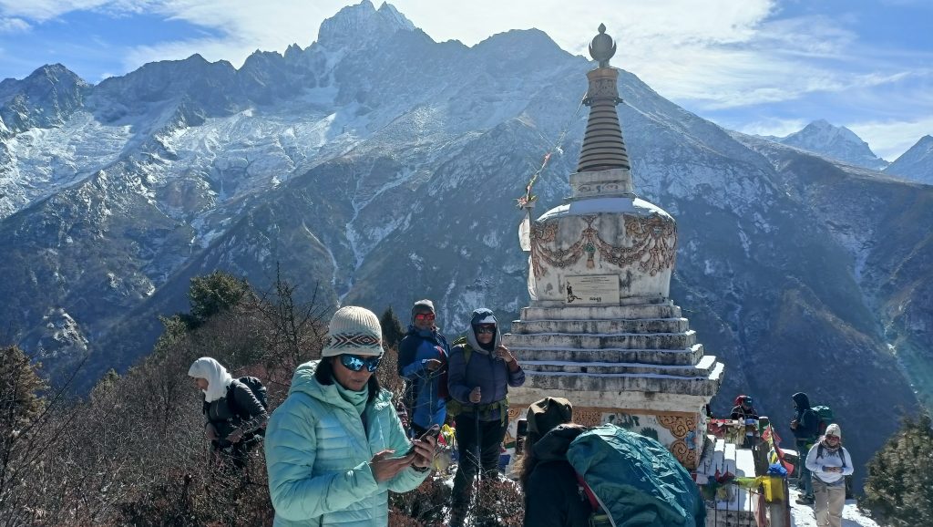 सगरमाथा क्षेत्र छोड्दै विदेशी पर्यटक, लुक्लामा यात्रुको घुइँचो