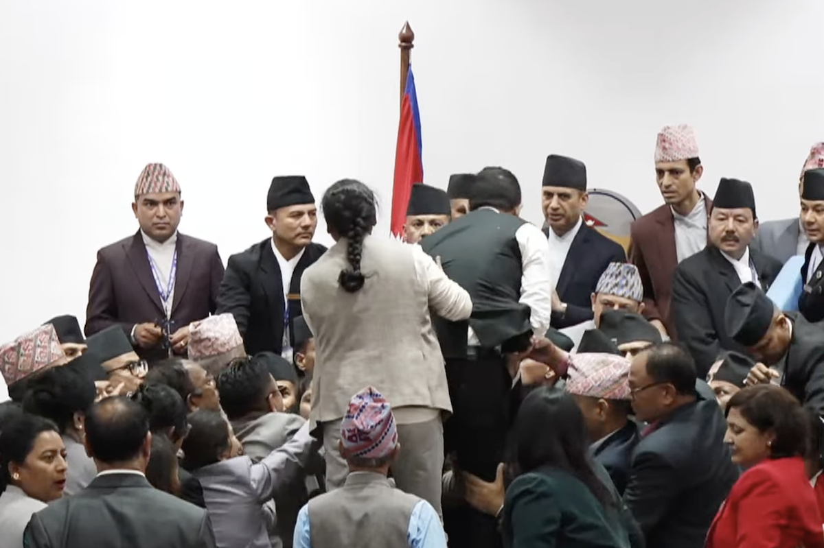 संसद्को वेलमै सत्तापक्ष र विपक्षी सांसदहरूबीच घम्साघम्सी
