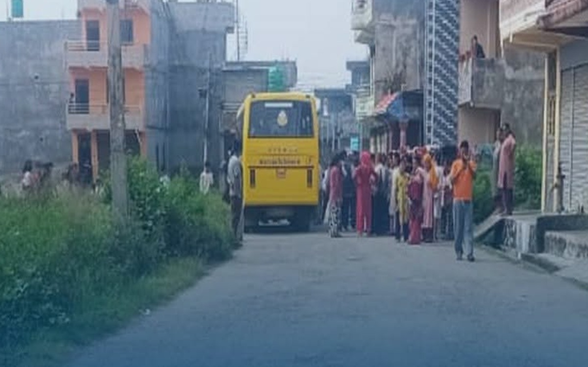स्कुल बसको ठक्करबाट बालकको मृत्यु