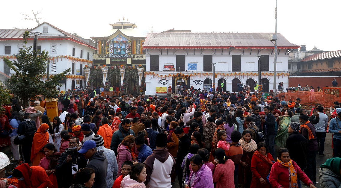 महाशिवरात्रिको अवसरमा पशुपतिनाथमा भक्तजनको भीड