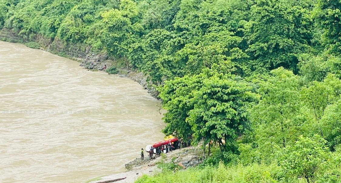 रोकियो त्रिशूलीमा बेपत्ता बस र यात्रुको खोजीकार्य