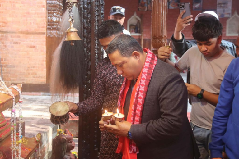 परराष्ट्रमन्त्री खनालले गरे मनमैजु मन्दिरमा पूजाअर्चना