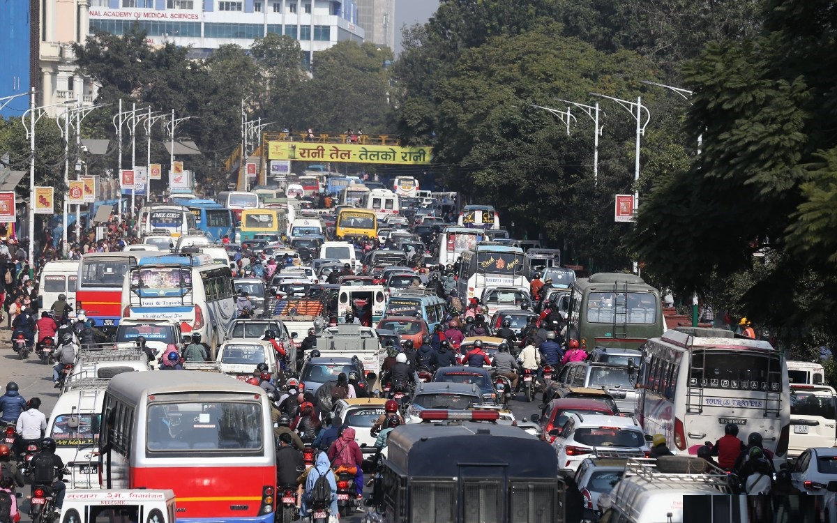 सत्तारुढ दल नै सडकमा, काठमाडौंको ट्राफिक व्यवस्थापन अस्तव्यस्त