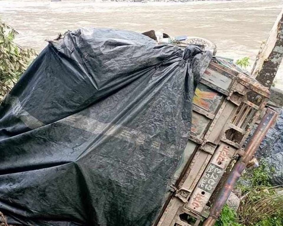 त्रिशुलीमा खसेको ट्रकका चालक सम्पर्कविहिन, घटना शंकास्पद