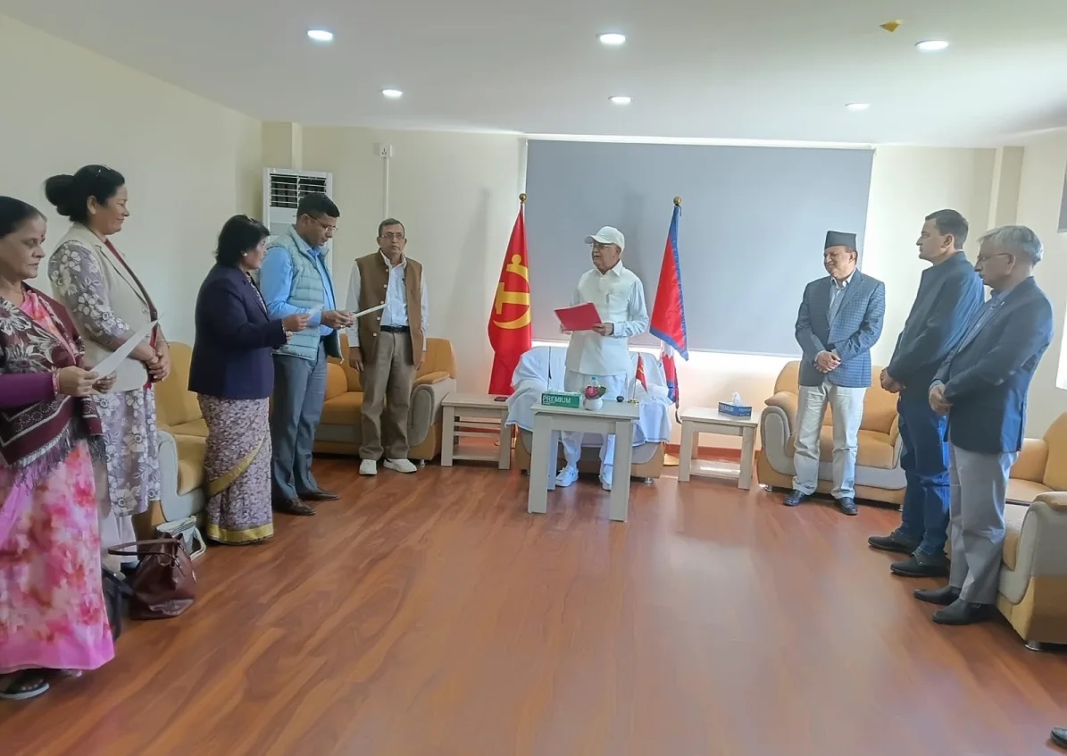 एमालेका तीन मनोनीत केन्द्रीय सदस्यले लिए शपथ