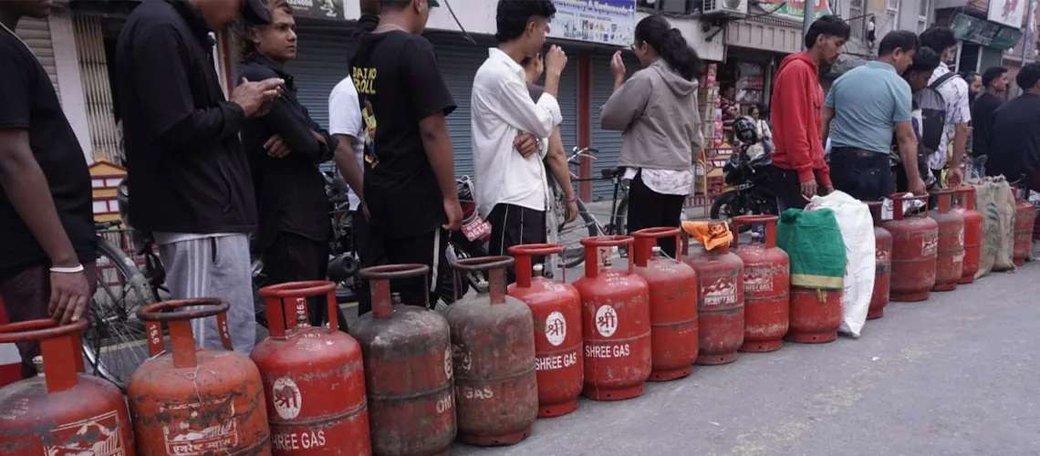 कृष्णभीर पहिरोको प्रभाव- चुलिँदै ग्यास अभाव, लाइनमा उपभोक्ता